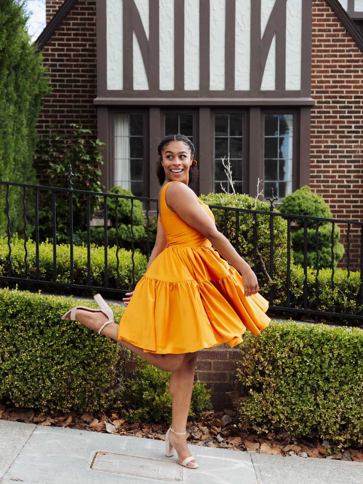 El vestido Dream en Oopsie Daisy Orange - ¡EN STOCK AHORA!