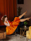 El vestido Dream en Oopsie Daisy Orange - ¡EN STOCK AHORA!